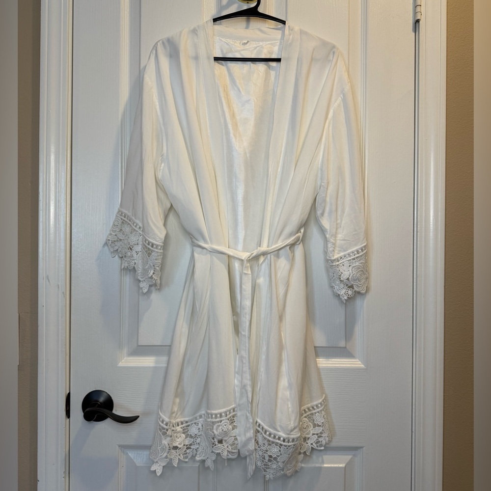 Elegant White Lace Trim Robe Size OS